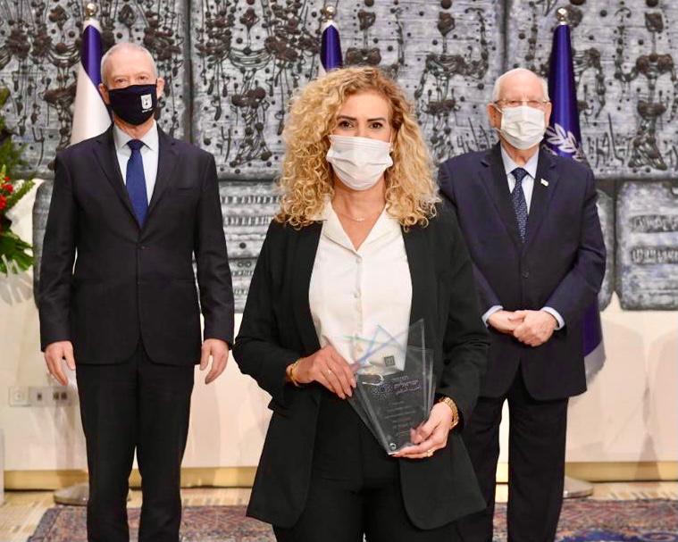 ענת אסף בן ארוש מקבלת את אות הנשיא
